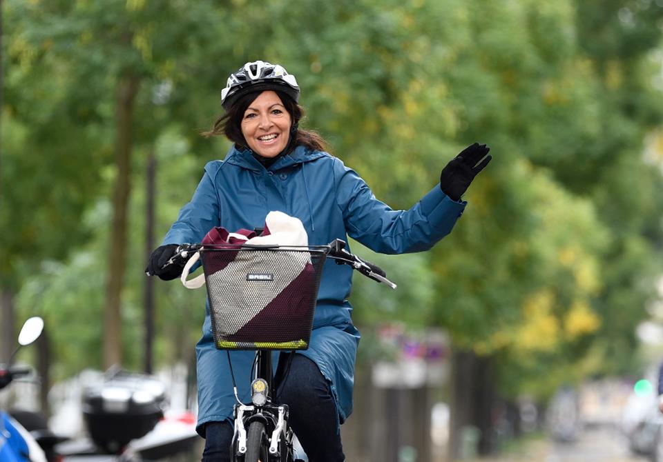 Anne Hidalgo, prefeita re-eleita de Paris, pedala pela cidade.