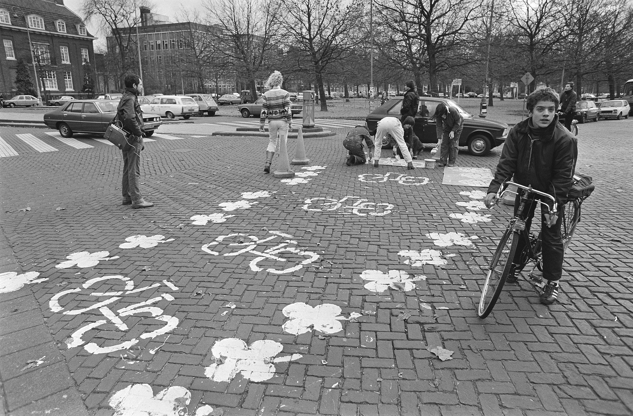 Exemplo de urbanismo tático: estudantes pintam ciclofaixa em Amsterdam, nos anos 1980.